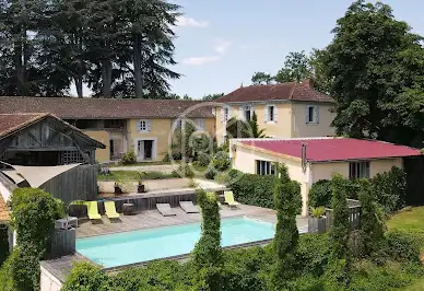 Propriété avec piscine 1