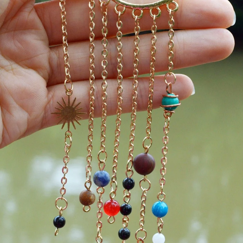 Handgemaakte oorbellen natuurlijke kralen Aarde Saturnus Zon, unieke sieraden voor een stijlvolle bohemien look, perfect voor elke gelegenheid.