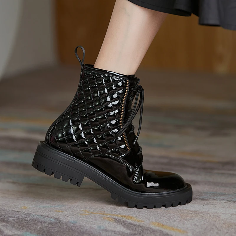 Bottes Martin moto brillantes en cuir de vache verni, un look motard chic et robuste, parfait pour rouler avec style et confort.