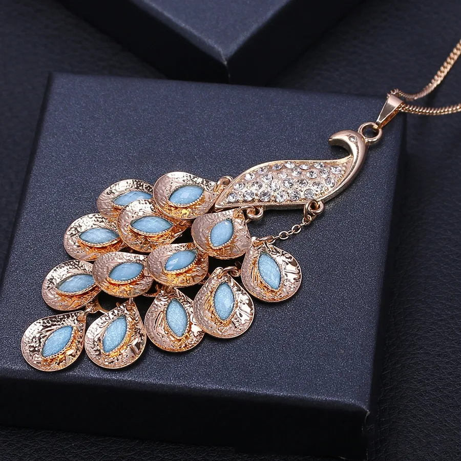 Collar de pavo real clásico retro europeo y americano con incrustaciones de gemas, ideal para cualquier ocasión, un accesorio elegante y atemporal.