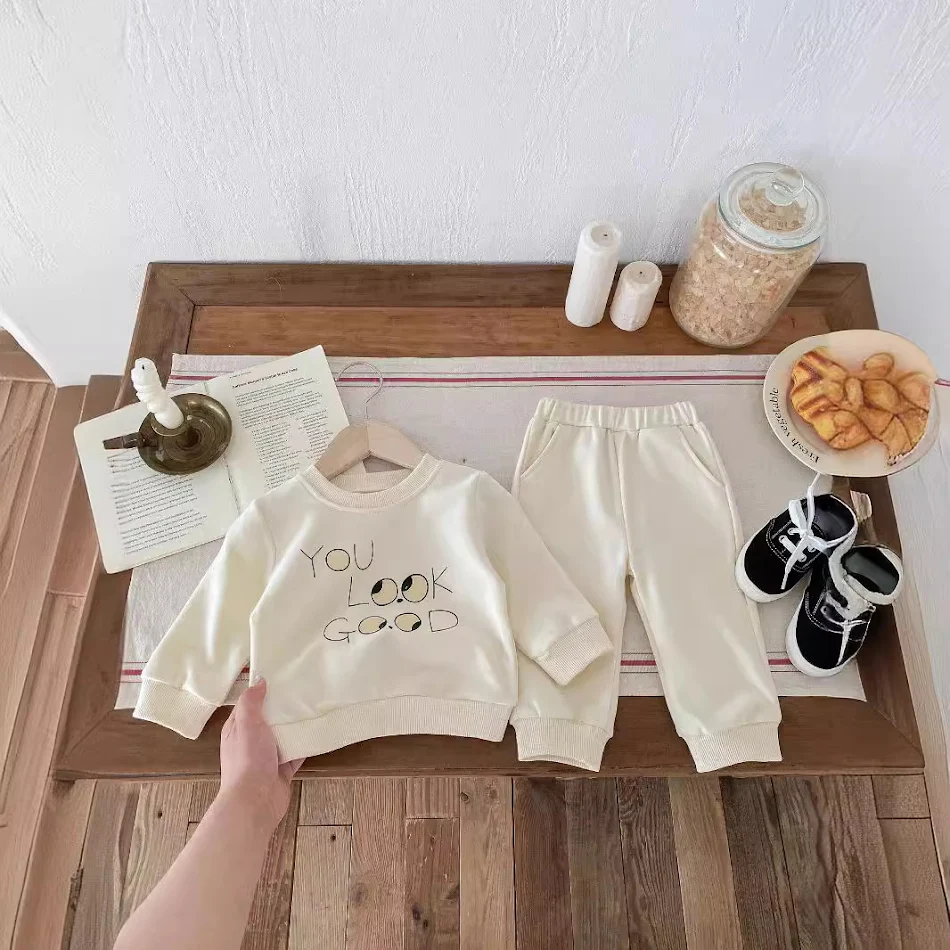Conjunto de duas peças de moda suéter para meninos e meninas. Conforto e estilo para as crianças no inverno. Roupa infantil perfeita.