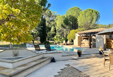 Maison avec piscine et jardin 8