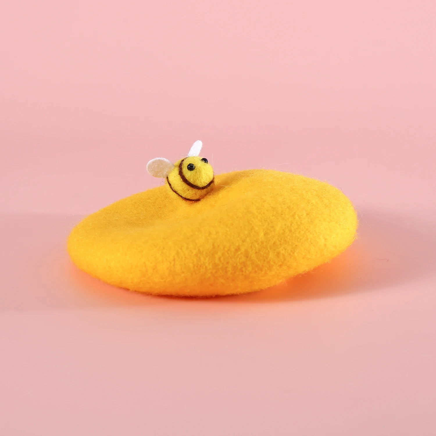 Šarena vunena kapica sa crtanim likovima za ptice, idealna da Vašeg tigricu bude toplo i da izgleda preslatko.