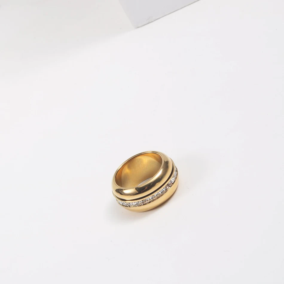 Bague en acier titane rotative avec zircone, cercle et carré, élégante et durable, idéale pour un usage quotidien.