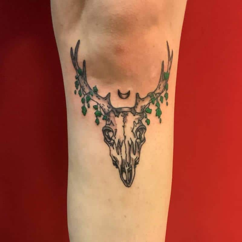 Full picture of a guy rocking an under knee tat design