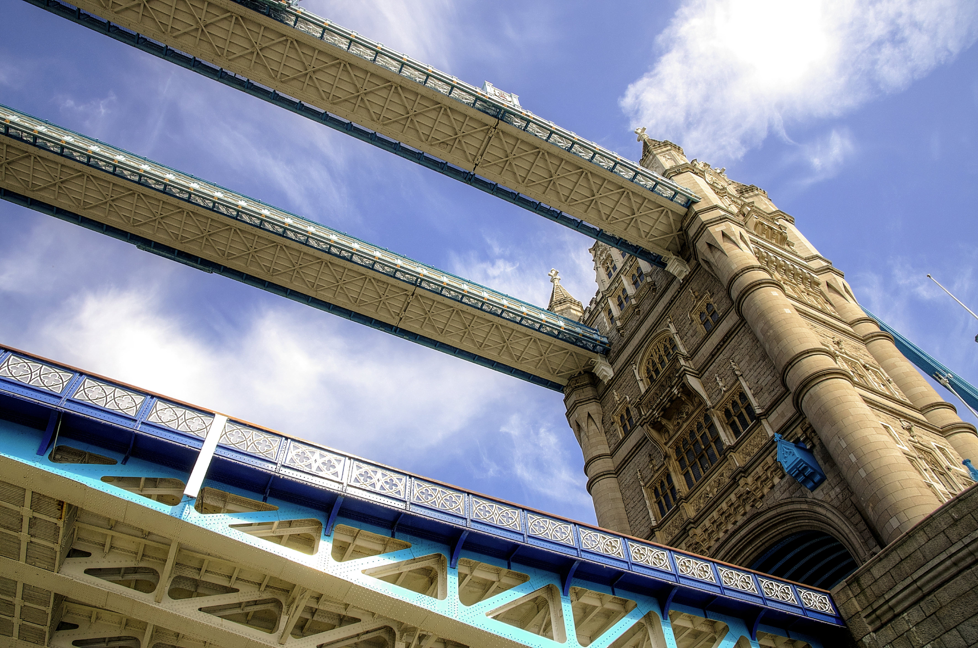 Under the bridge di Yasis