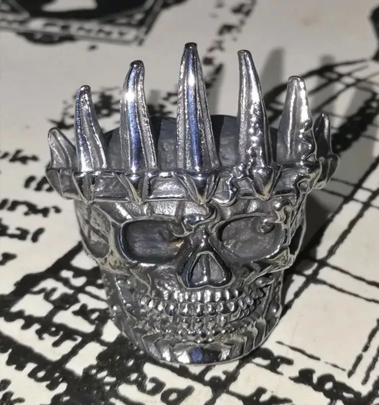 Übertriebener Punk-Kronen-Totenkopfring. Ein auffälliges Statement-Stück für deinen rebellischen Stil. Einzigartiges Design, das Blicke fesselt.