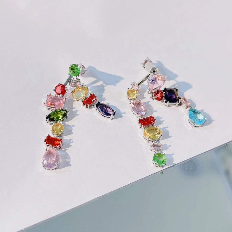 Pulseira feminina Candy de cristal quadrado, charmosa e vibrante. Ideal para adicionar brilho e elegância a qualquer look casual ou especial.