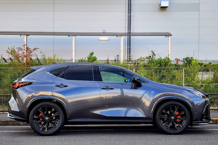 NXのNX350 Fスポーツ・グラージオ  Grazio&Co.・RS-R Ti2000 HARFDOWN・REAL スペーサーに関するカスタム事例の投稿画像4枚目