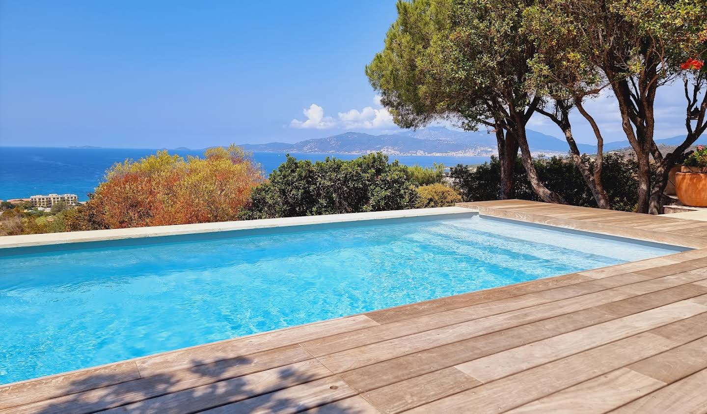 Villa avec piscine en bord de mer Porticcio