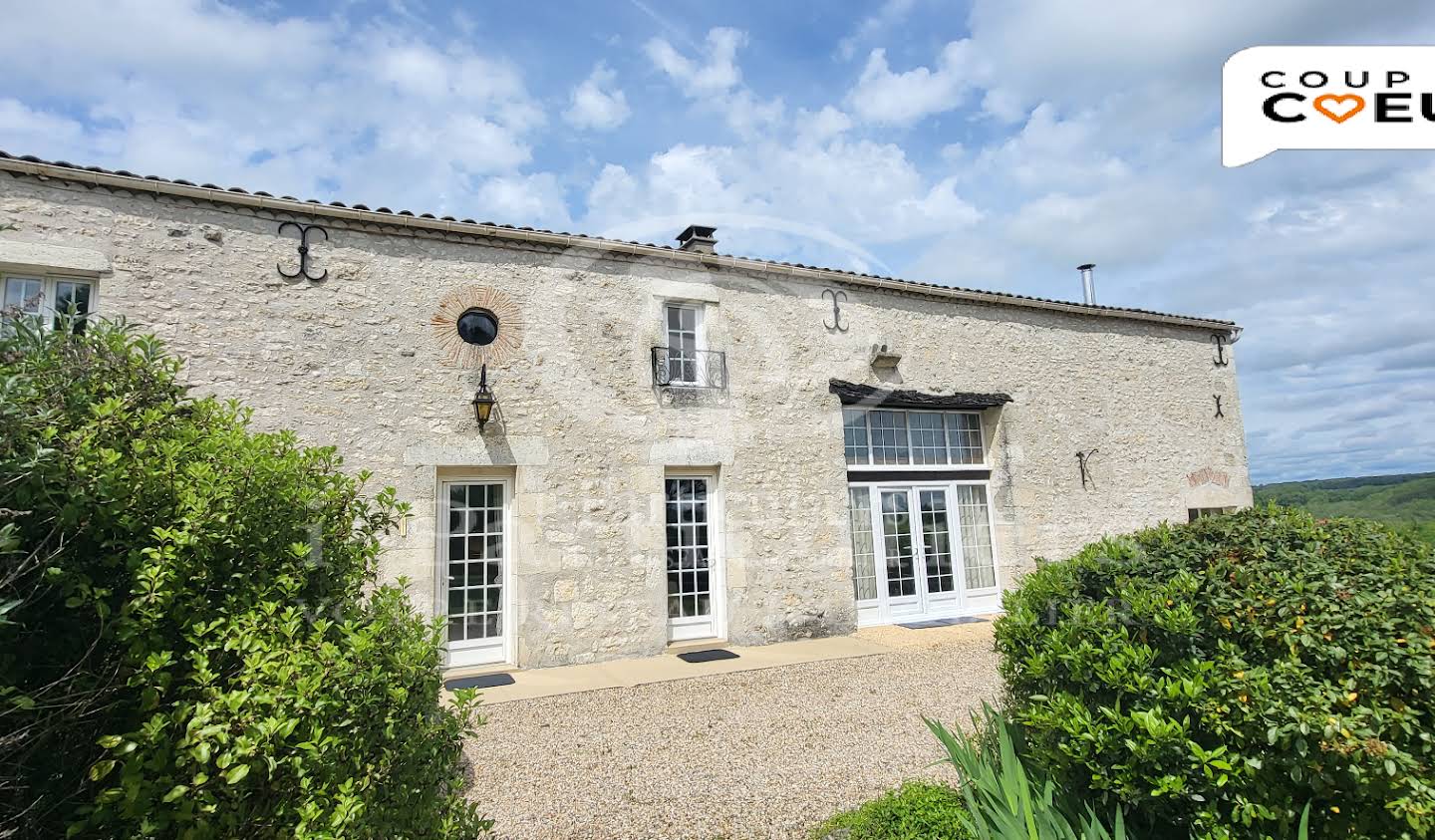 House with pool and terrace Sainte-Foy-la-Grande