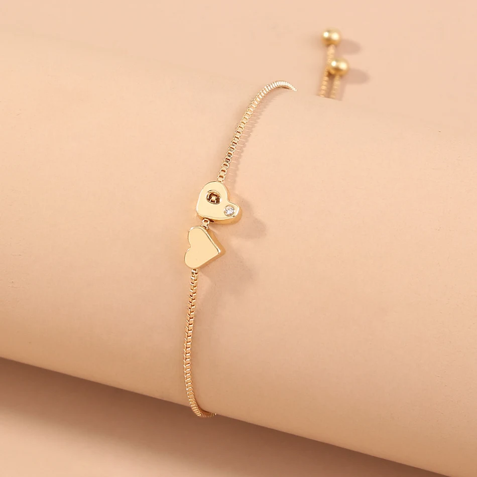 Bracelet chaîne simple doré, perles de cuivre et 26 lettres anglaises, un accessoire élégant et personnalisable pour tous les jours.