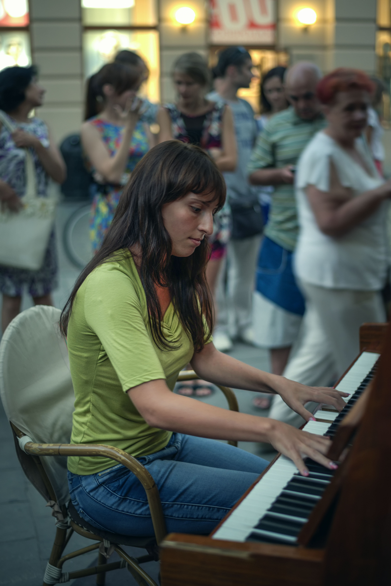 una giovane pianista per strada di oleg.slabinskiy