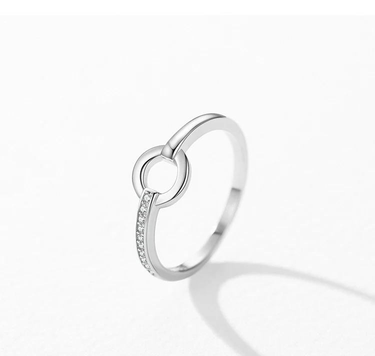 Damenring aus 925er Silber Geometrisches Design Schmuckring Ein stilvolles Accessoire für Frauen, das jedem Outfit Glanz verleiht.