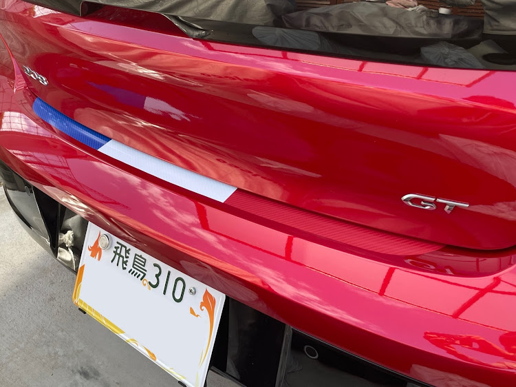 208のカーボンシート貼り付け・トリコロールカラー🇫🇷・フランス車🇫🇷・赤い車・ドアストライカーカバーに関するカスタム事例の投稿画像1枚目