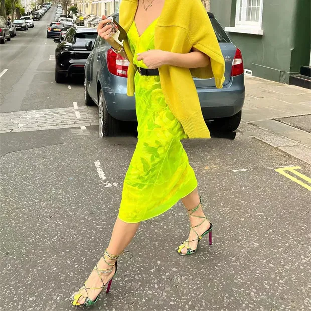 Sandalias de tacón alto con correa cruzada y punta cuadrada, ideales para mujeres elegantes y a la moda con tacón en forma.