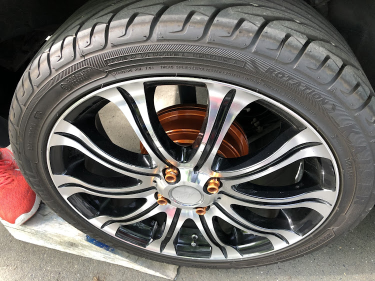 ノートのブレーキキャリパー塗装・ドラム・日産プレミアムコロナオレンジに関するカスタム事例の投稿画像4枚目