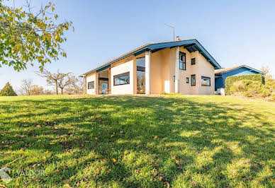 House with pool and garden 17