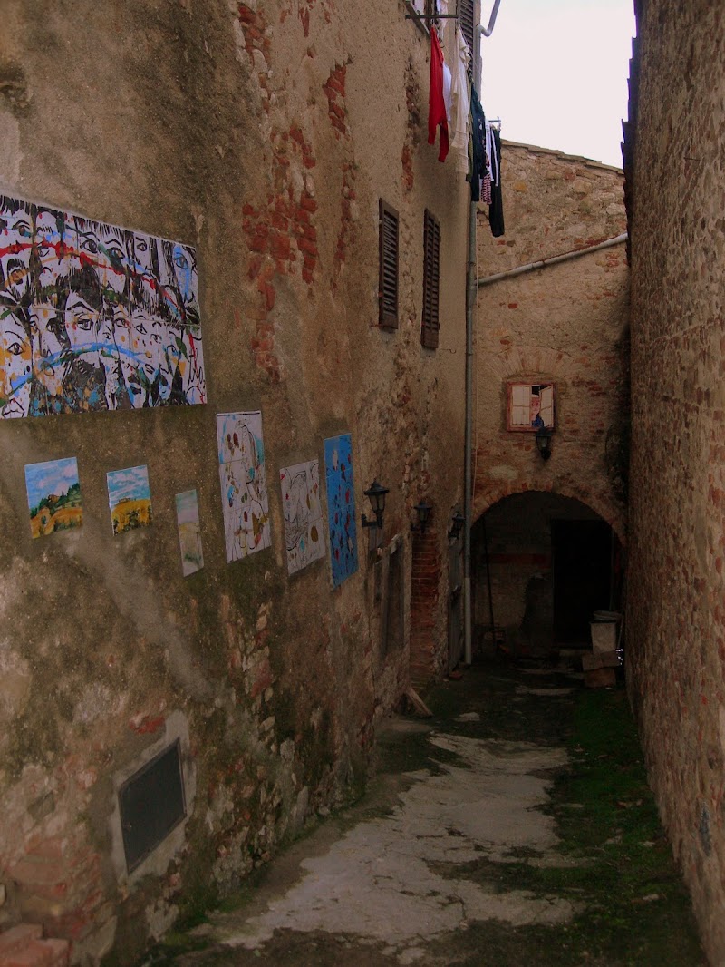 In un vicolo a Monteriggioni di lady oscar