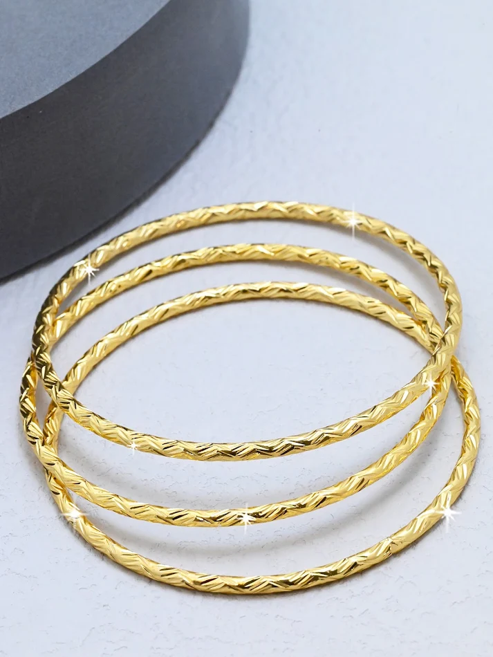 Bracciale a cerchio fine con texture HAILANG. Un accessorio elegante e raffinato per la donna moderna. Perfetto per ogni outfit.