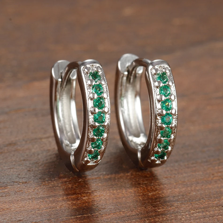 Trendy oorbellen Cirkel 8mm Zirkonia. Subtiel en elegant, ideaal voor dagelijks gebruik. Voeg een vleugje glamour toe aan je outfit.