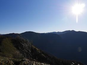 右に白草山・箱岩山など（奥に小秀山）