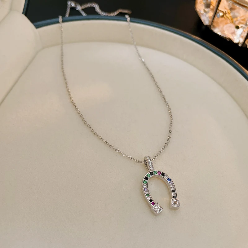 Colar curto geométrico em U com zircônias, moda de luxo leve e minoritária, perfeito para um toque sofisticado e elegante no seu visual.