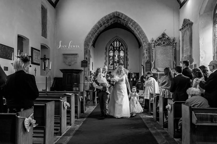 Wedding photographer Sian Lewis (sianlewis). Photo of 2 July 2019