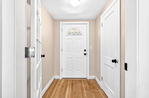 Entryway with white glazed door - Luxury house for sale in Paxton, 3 bedrooms