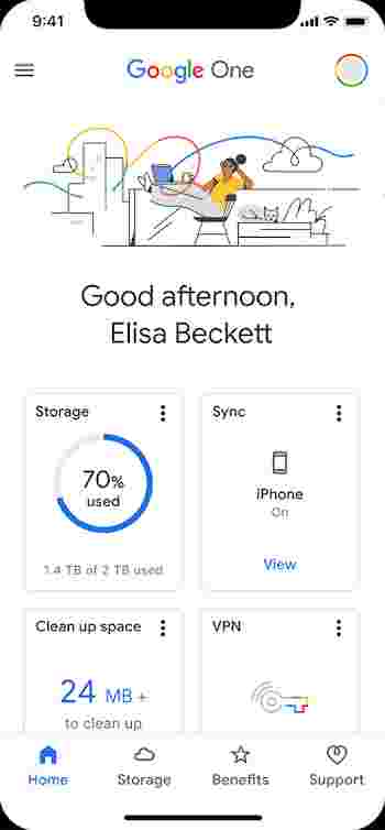 Экран устройства iPhone с запущенным приложением Google One. На вкладке "Главная" показана карточка, позволяющая синхронизировать данные на устройстве.