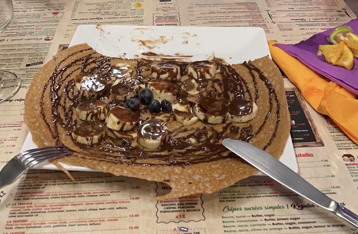 Dessert crêpe with chocolate banana