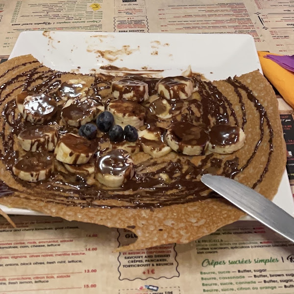 Dessert crêpe with chocolate banana