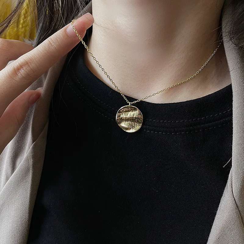 Colar Dourado com Design de Nicho Estilo Europeu e Americano, Joia Feminina Sofisticada, Elegância e Exclusividade