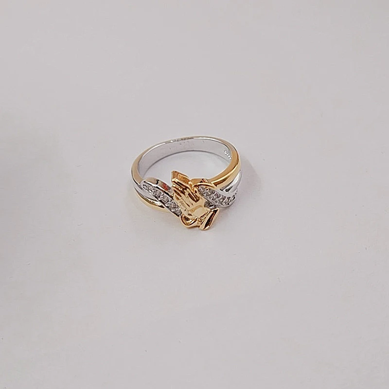 Anel de zircônia com mãos de oração banhado a ouro 14K, um símbolo de fé elegante e duradouro, para ter a oração sempre consigo.