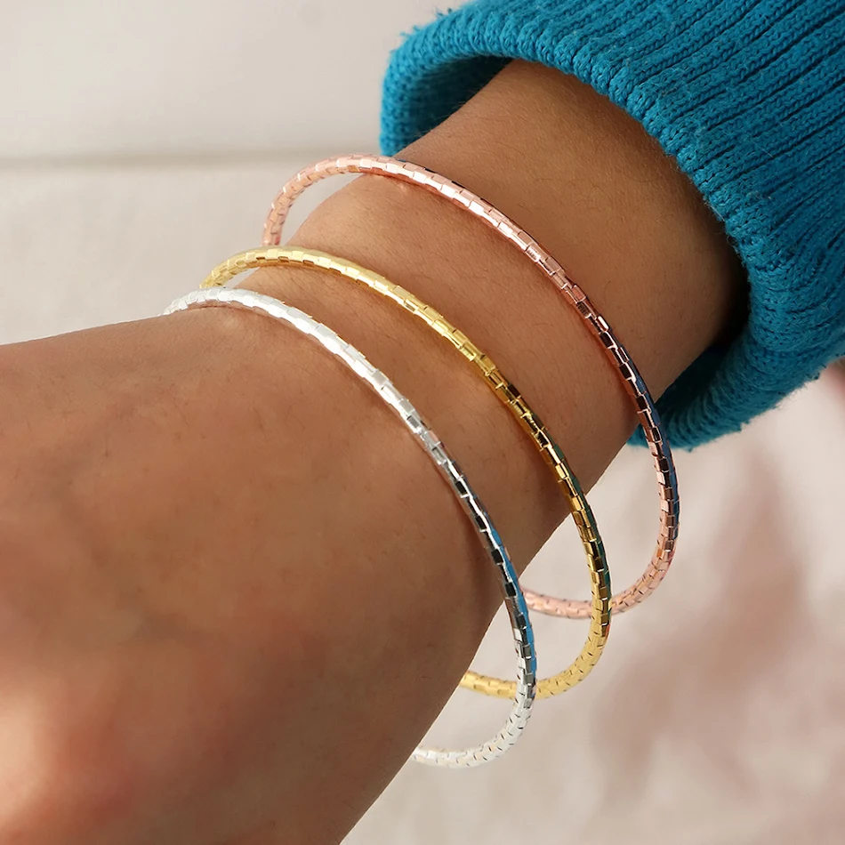 Bracelet fin Golden Ancient Law Inheritance pour femme, accessoire. Élégance intemporelle et héritage doré pour un style féminin et raffiné.