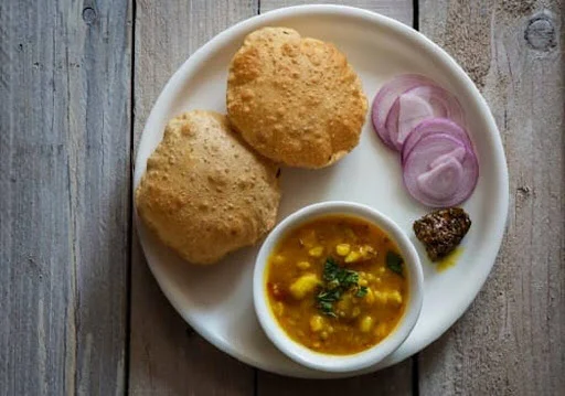 6 Poori With Aloo Sabzi & And Raita