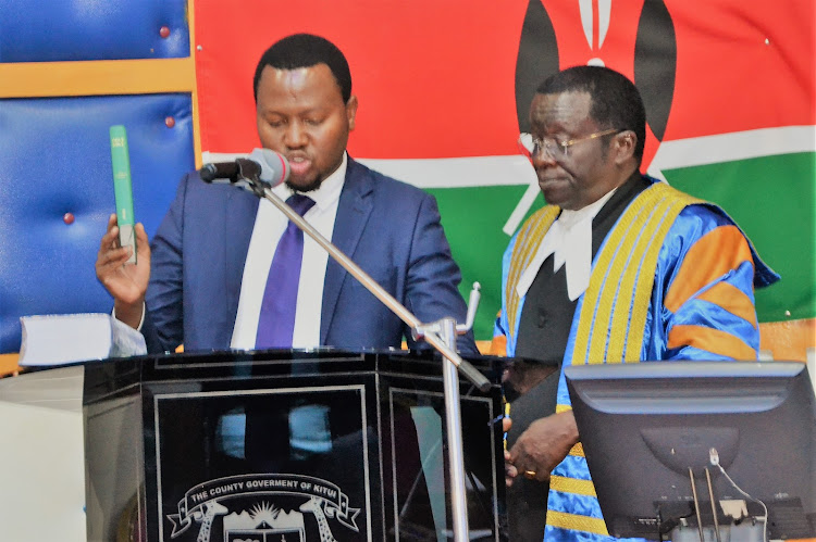 Newly elected Kitui speaker Kelvin Kinengo Katisya is sworn into office by assembly clerk Elijah Mutambuki on September 21, 2022.