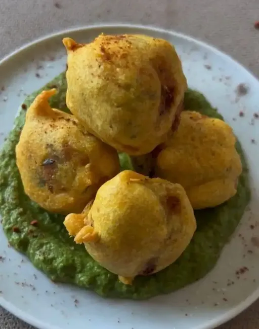 Bonda Vada Chutney [4 Pieces]