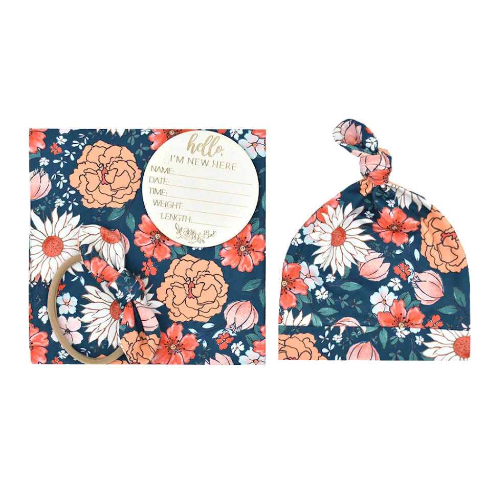 Ensemble bébé 4 pièces avec tissu enveloppant imprimé, doux et confortable, idéal pour emmailloter et rassurer votre nouveau-né.