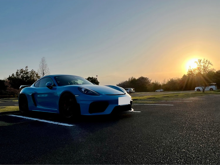 ケイマン GT4の718ケイマンGT4・夕日に輝くあなたの愛車・春ドレ2025・エンジンの冷却制御どうしてるに関するカスタム事例の投稿画像1枚目