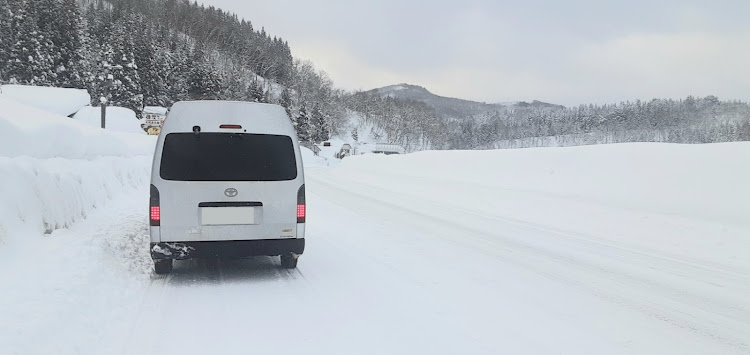 ハイエース スーパーロングの4WD・黒バンパー・雪道ドライブに関するカスタム事例の投稿画像1枚目