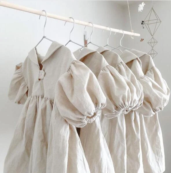 Robe décontractée en coton et lin avec manches trois-quarts bouffantes et col marin, idéale pour les sorties.