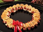Mini Sausage Wreaths was pinched from <a href="http://www.freefunchristmas.com/christmas-recipes/mini-sausage-wreath/" target="_blank">www.freefunchristmas.com.</a>