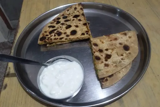 Aloo Paratha With Curd