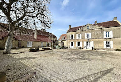 Propriété avec piscine et jardin 16