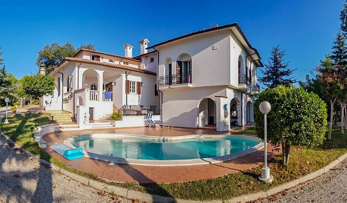 Villa with pool and garden Montappone