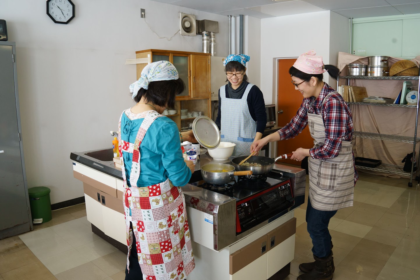 かぼちゃも同時に煮ていきます