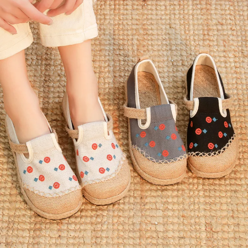 Chaussures rondes en coton et lin brodées, respirantes et confortables pour un usage quotidien. Profitez du style et de la fraîcheur.