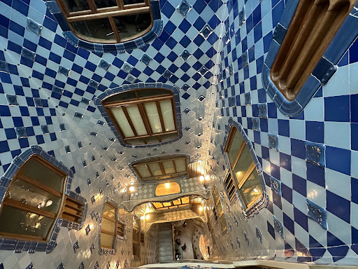 Inside-Casa-Battlo2.jpg - Looking down from atop the Casa Battlo stairway.