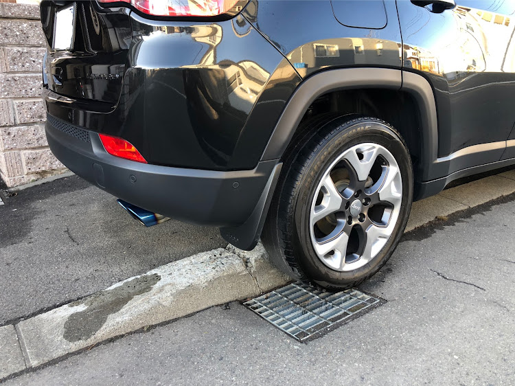 コンパスの洗車・タイヤ交換・マフラーカッター取付・グリルカバー取り付けに関するカスタム事例の投稿画像4枚目